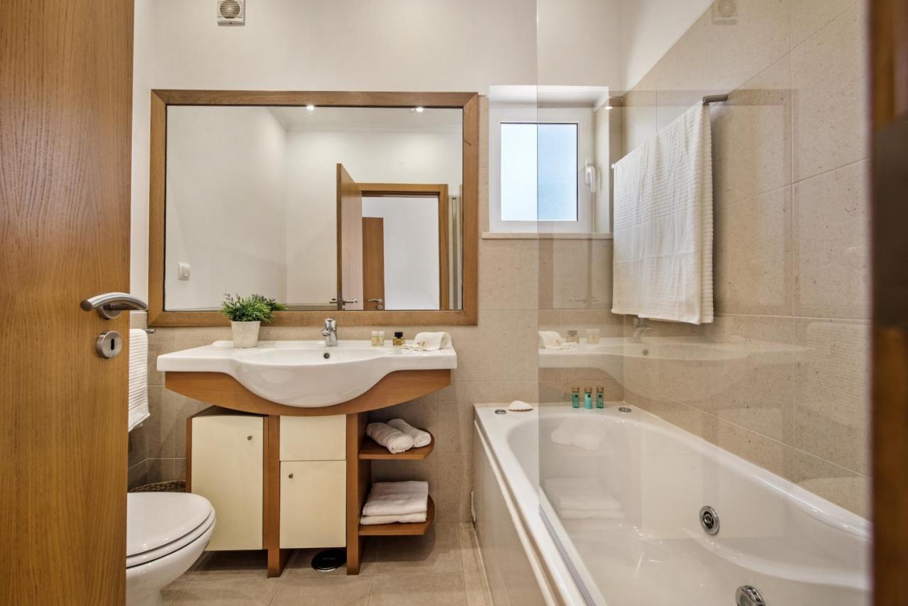 Luxurious First Floor Apartment Sleeps 4 Carvoeiro  Exteriör bild